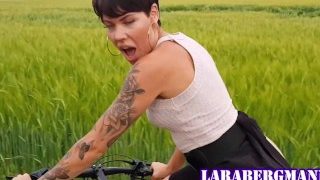 Lara Bergmann fucks her bike!